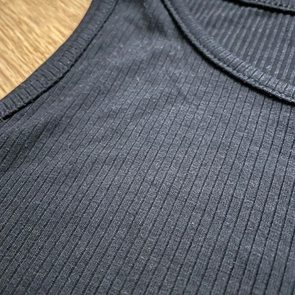 3/$13🌷 Cropped Rib Tank - Picture 3 of 4